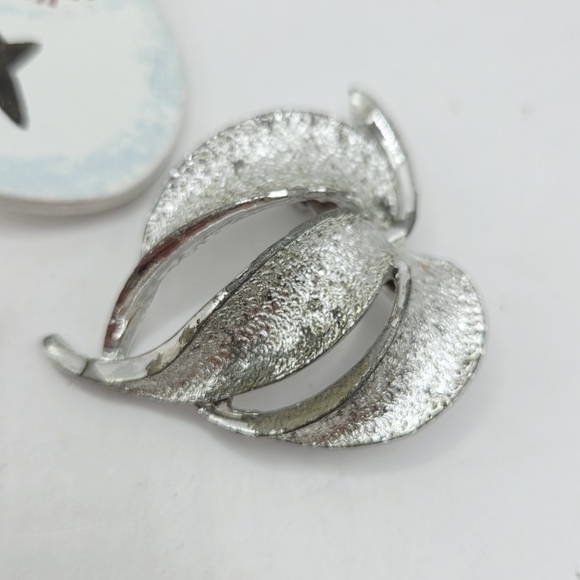 Vintage Merry Christmas Believe Family Dove Snowman Brooches Lot of 6 - Picture 5 of 8